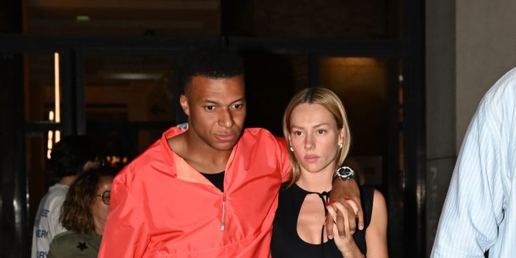 Mbappé ed Ester Expósito, stile di coppia dopo i Mondiali