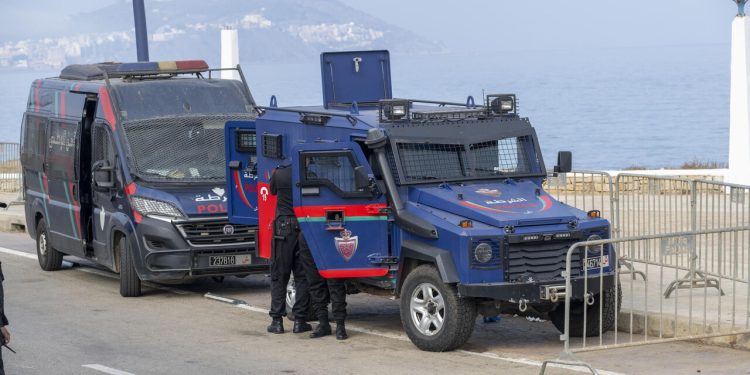 Ceuta, il Marocco ferma centinaia di migranti al confine