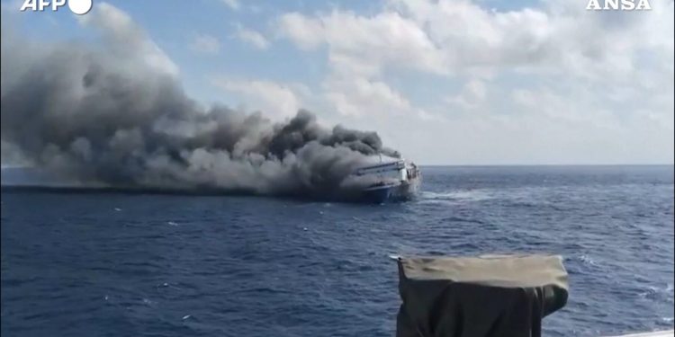 Incendio su un traghetto in Indonesia: cinque morti