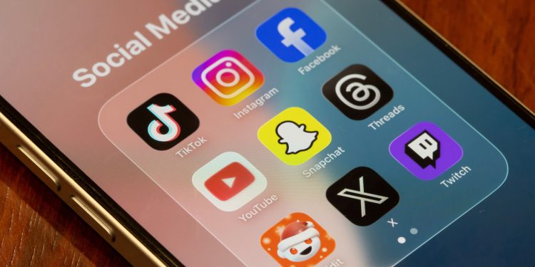 Quattro suicidi tra teenager: nuova causa contro Meta e TikTok