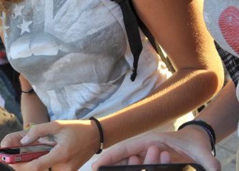Social precoci, voti più bassi a scuola: lo studio