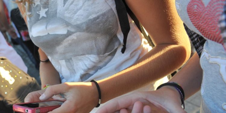 Social precoci, voti più bassi a scuola: lo studio