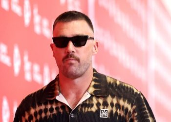 Travis Kelce mostra la fede al ritorno in campo