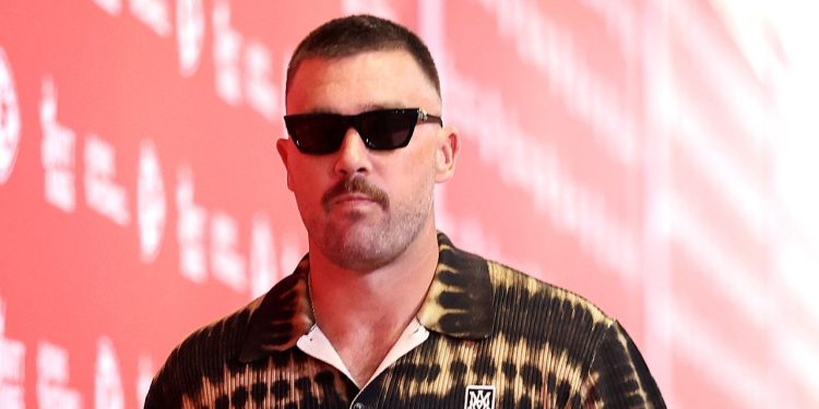 Travis Kelce mostra la fede al ritorno in campo