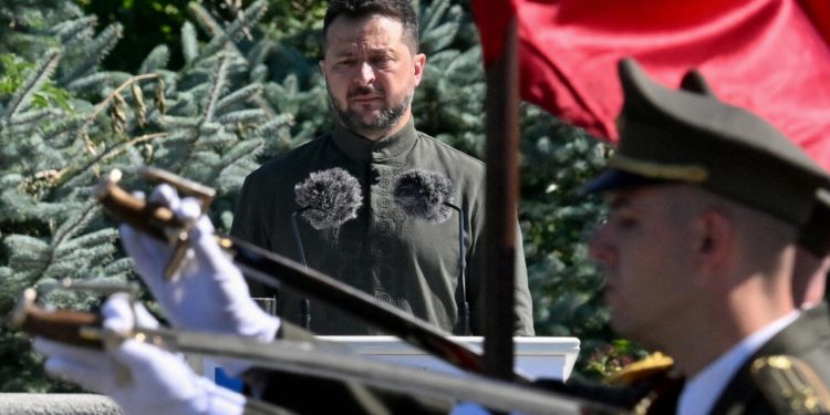 Zelensky respinge le elezioni: «Uno tsunami per l'Ucraina»
